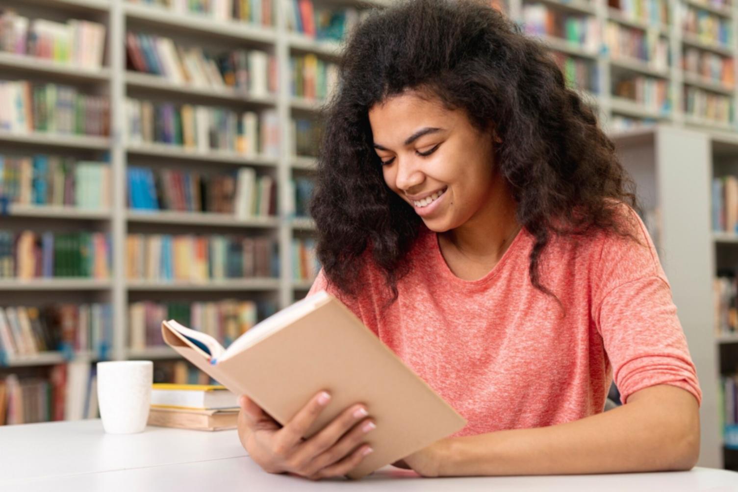 Estudiante aprendiendo presupuesto personal